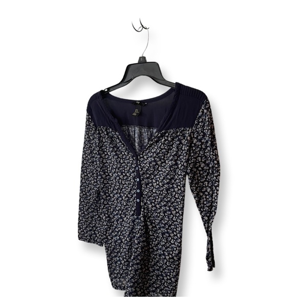 Adorable navy floral H&M top, medium, excellent preowned condition - Picture 2 of 12